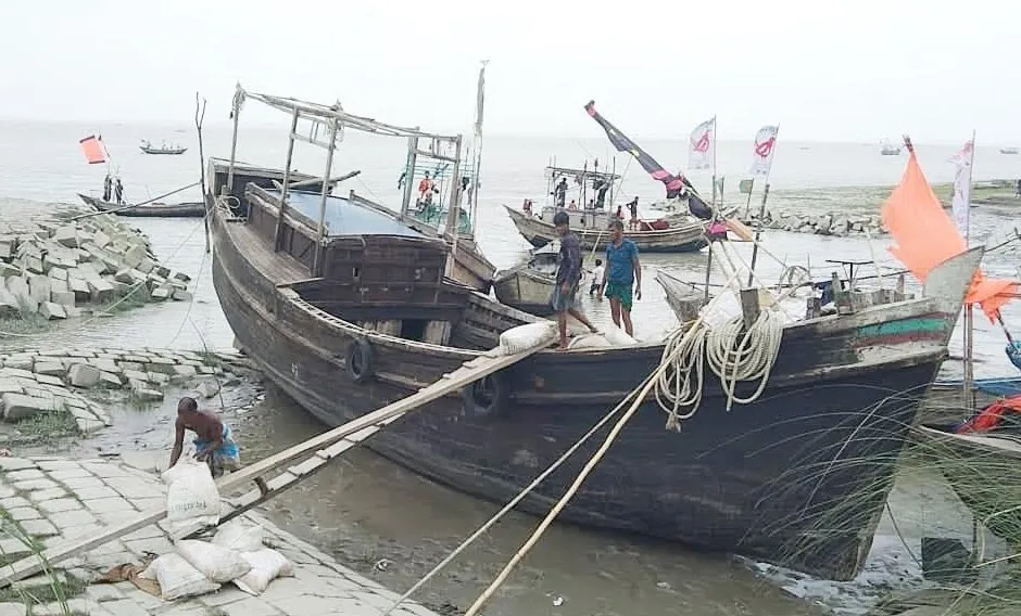 লালমোহনে পাচারকালে ৩১ বস্তা সার জব্দ